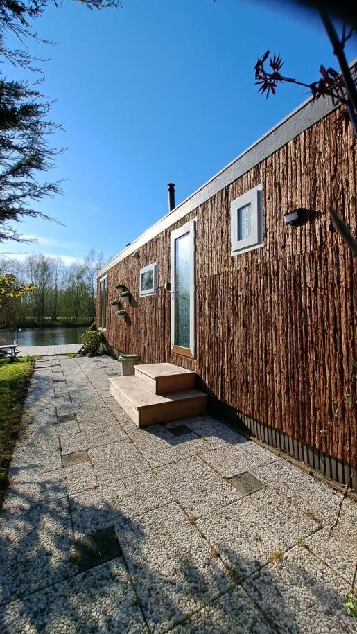Het Witte Chalet Aan Het Water Van Monumentaal Fort Ooltgensplaat Экстерьер фото